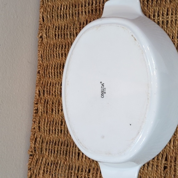 Oneida B-15 Buffalo Bright White 1 1/2 qt. Casserole Dish - Picture 6 of 7